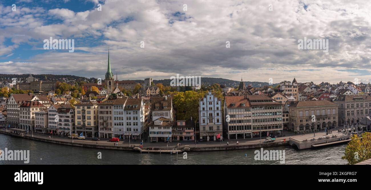 Una vista sul fiume Limmat fino alla parte vecchia della città di Zurigo, Svizzera Foto Stock