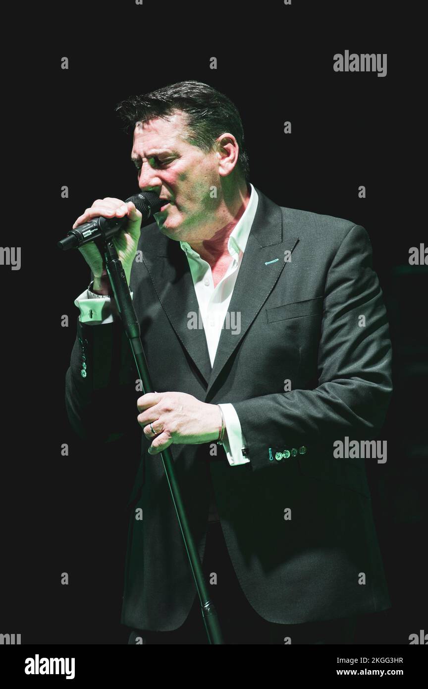 ITALIA, TORINO, NOVEMBRE 22nd 2022: Il cantante pop britannico Tony Hadley, ex cantante del New Romantic band Spandau Ballet, si esibisce dal vivo sul palco per il suo tour “40th° anniversario”, insieme a “The Fabolous TH Band”. Foto Stock