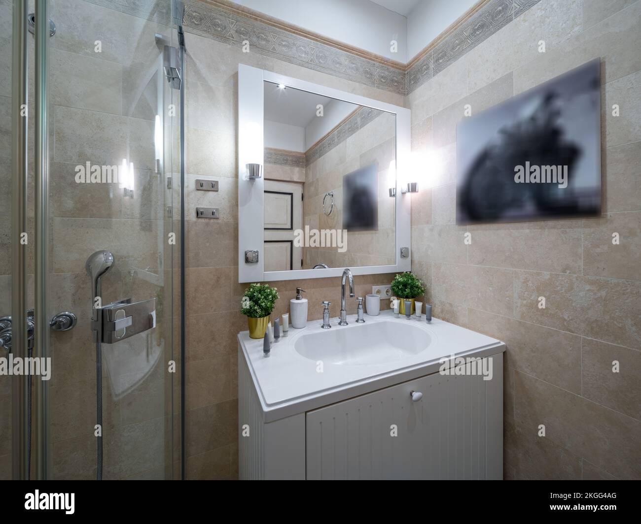 Interni moderni del bagno in appartamento. Lavello bianco. Cabina doccia. Foto Stock