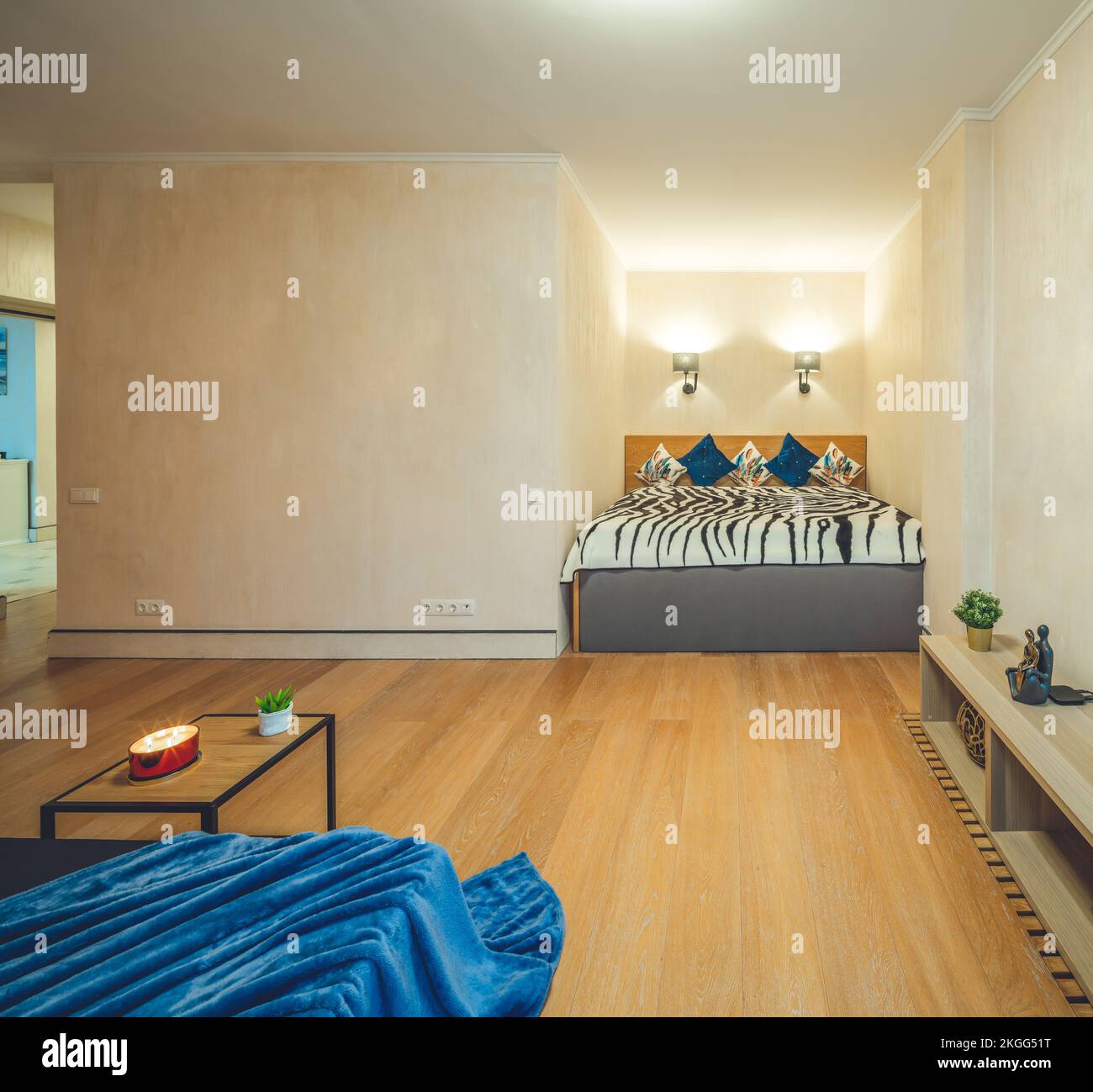 Interni moderni della camera da letto. TV a parete. Letto comodo. Foto Stock