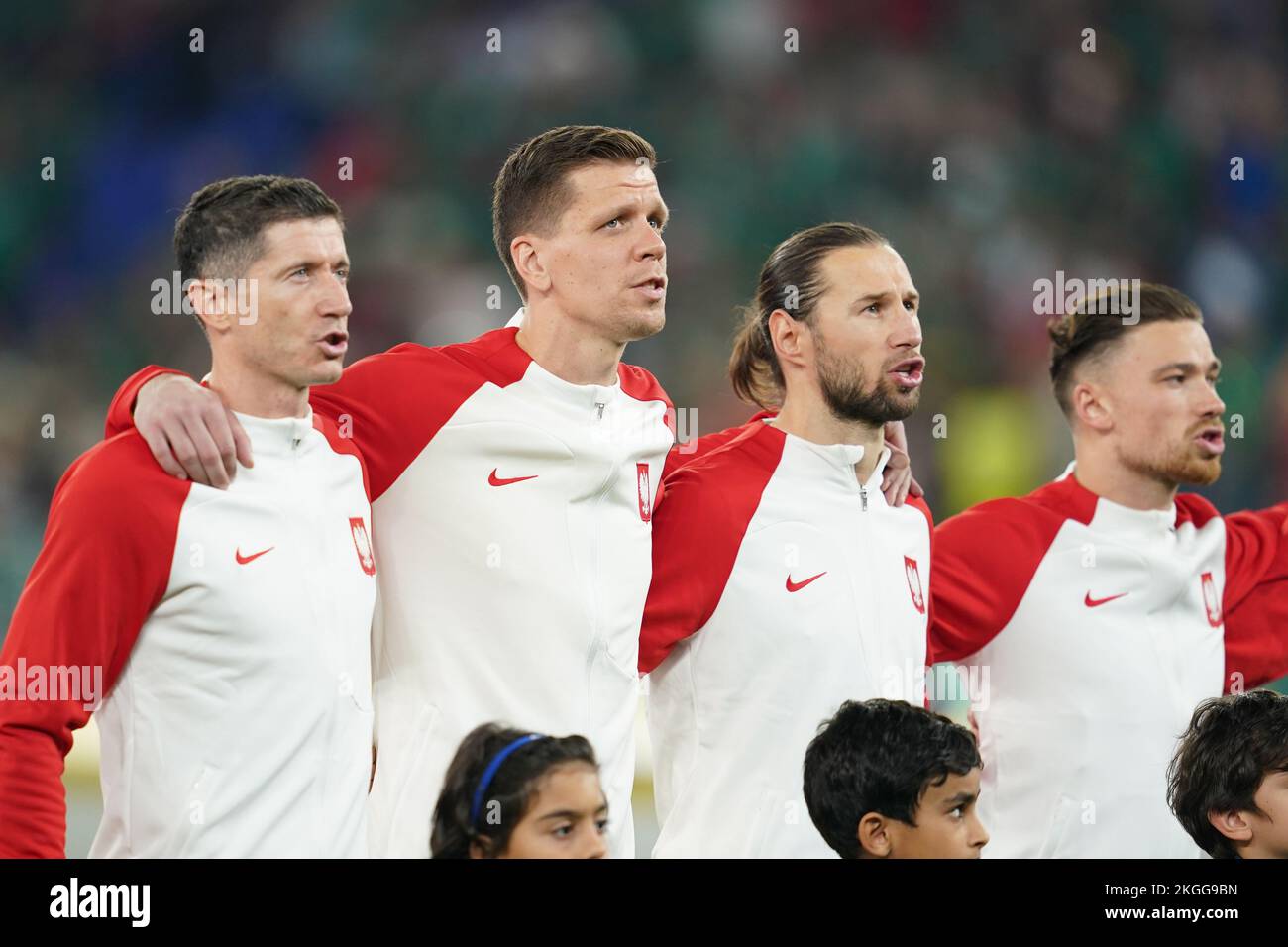 Doha, Qatar, 22nd novembre 2022. Il polacco Robert Lewandowski (l) guida la squadra cantando l’inno nazionale durante la partita della Coppa del mondo FIFA 2022 allo Stadio 974 di Doha. Il credito foto dovrebbe essere: Florencia Tan Jun / Sportimage Foto Stock