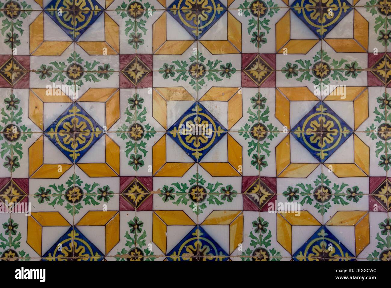 Piastrelle tipiche portoghesi in ceramica su edifici e case, Tavira, Algarve, Portogallo Foto Stock