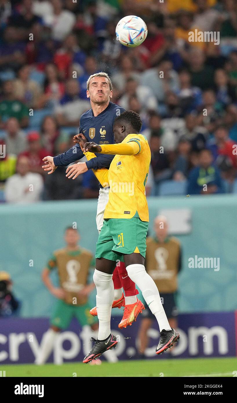 11/22/2022, al Janoub Stadium, Doha, QAT, Coppa del mondo FIFA 2022, Gruppo D, Francia vs Australia, nella foto il futuro francese Antoine Griezmann, il futuro australiano Garang Kuol Foto Stock