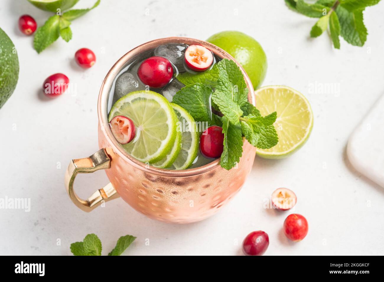 Natale Mosca Mule cocktail con mirtilli rossi e lime in tazze di rame per Natale Foto Stock