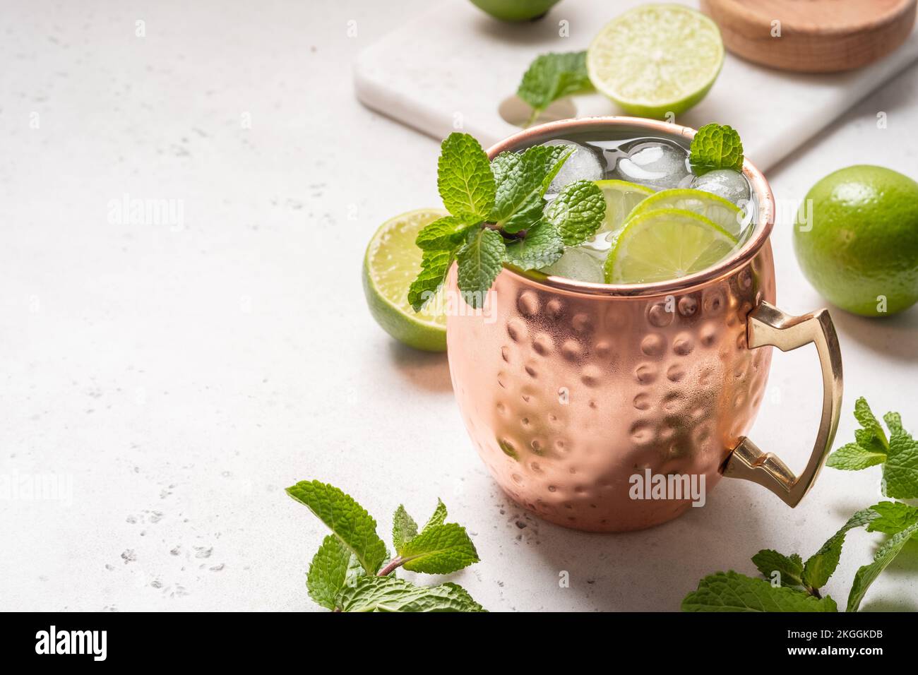 Cocktail alcolico mulo Mosca in tazza di rame con lime, menta e cetriolo Foto Stock