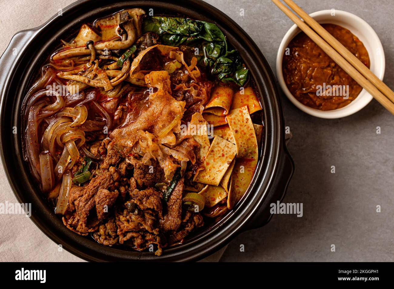 Hot Pot piccante con carne, verdure e tagliatelle Foto Stock