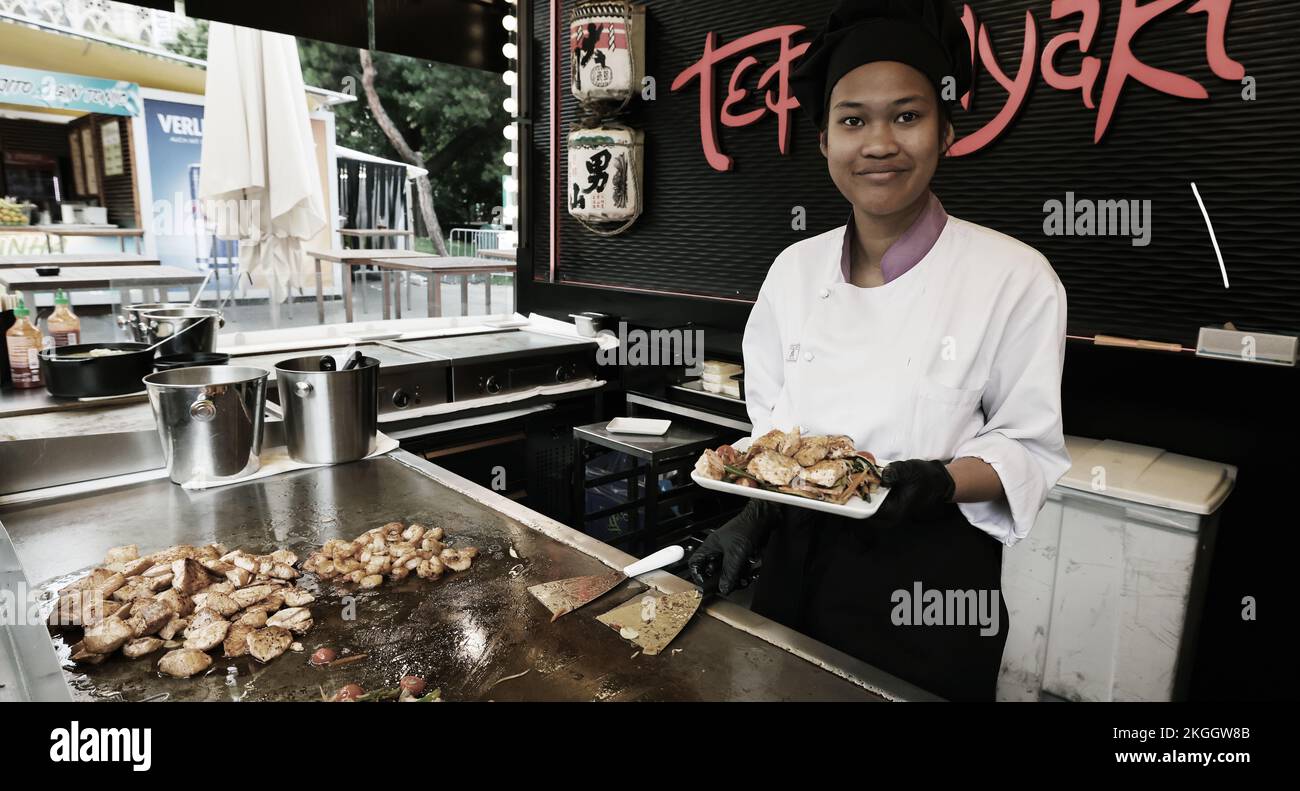 Imbiss, Gemüse, Asiatische Küche, Koch, Wien, Wien Koch, Köche beim Grillen und kochen Foto Stock