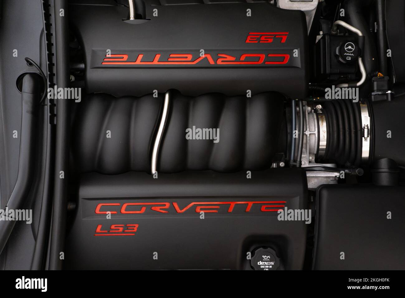 Un vano motore Corvette C6, coperchio motore in nero opaco con scritta rossa Foto Stock