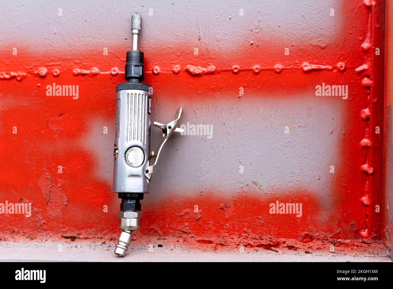 Rettificatrice pneumatica,utensile di smerigliatura ad aria su sfondo grigio Foto Stock