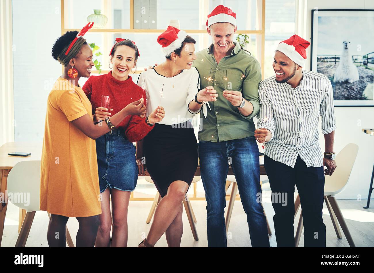 Festa di Natale aziendale, personale e festeggiamenti, diversità aziendale e divertimento insieme in ufficio. Squadra con scintillanti luci, champagne e. Foto Stock