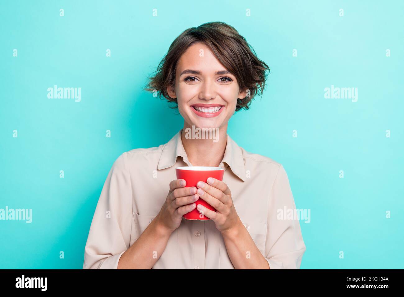 Primo piano foto di bella signora sorriso toothy elegante usura gioire tempo libero godere aromatica tisana isolato su sfondo di colore ciano Foto Stock