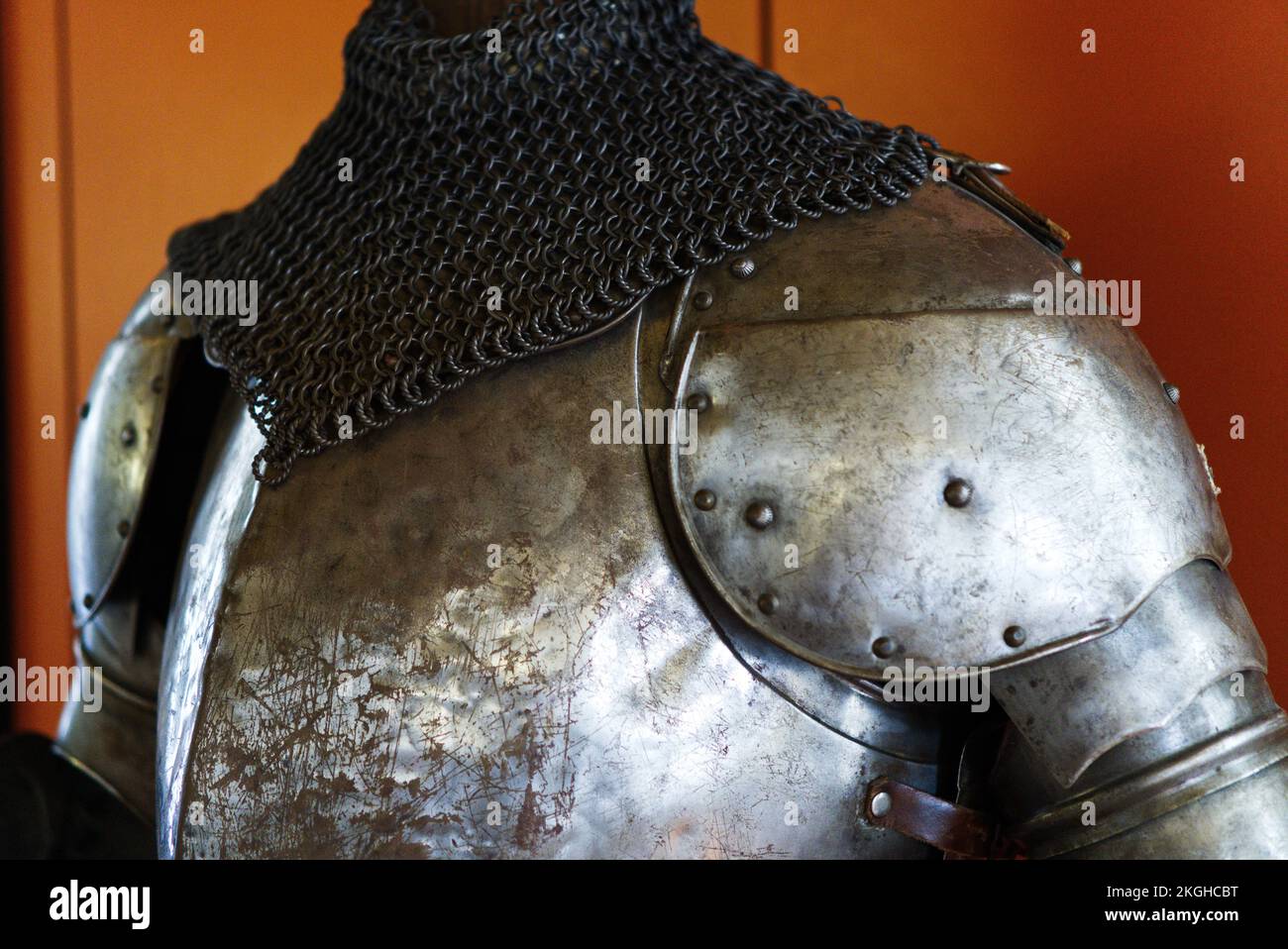 Un primo piano di blindatura vintage del cavaliere besagews. Foto Stock