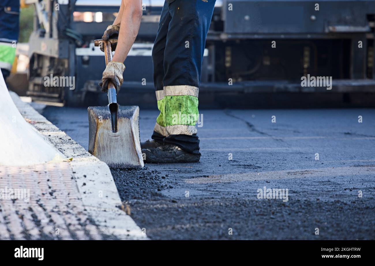 asfalto in città operatori che lavorano con utensili e uniforme Foto Stock