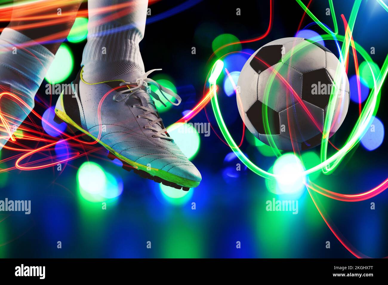 Giocatore di calcio pronto a calci la palla di calcio allo stadio Foto Stock
