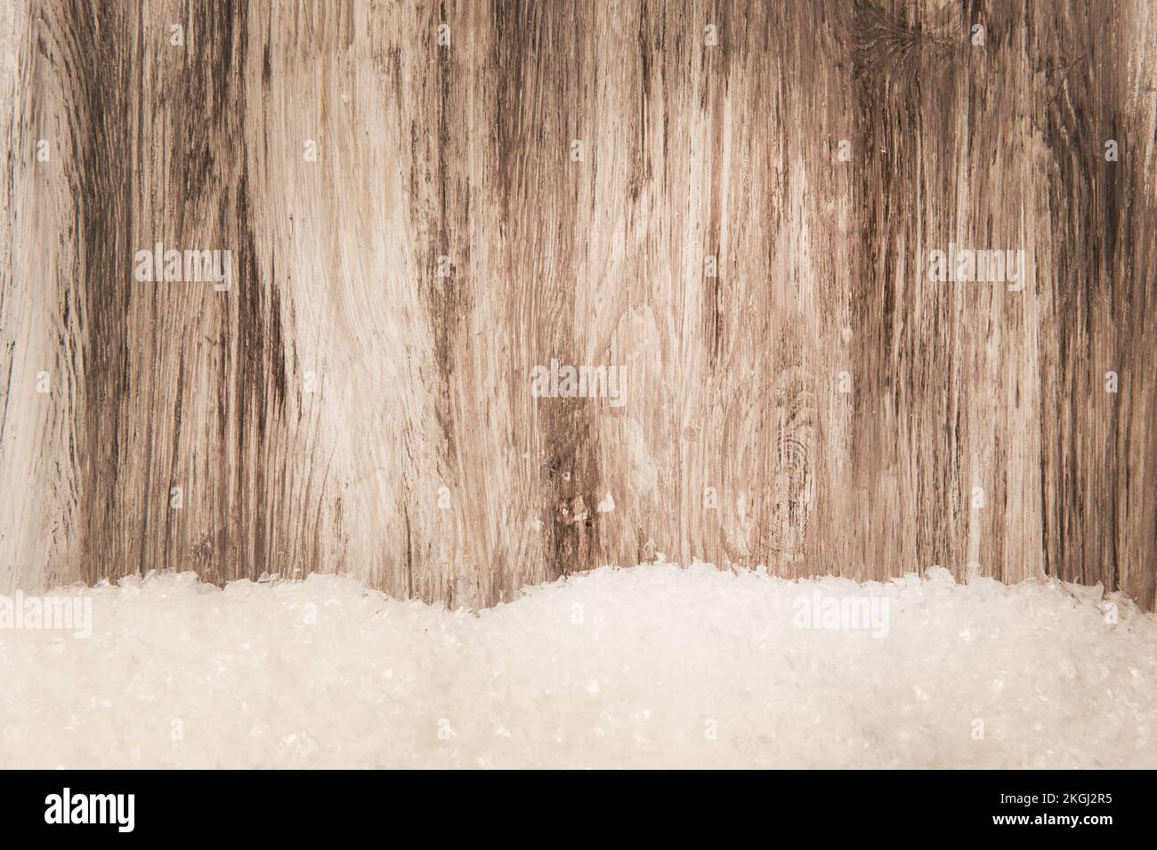 Sfondo grigio legno con neve artificiale Foto Stock
