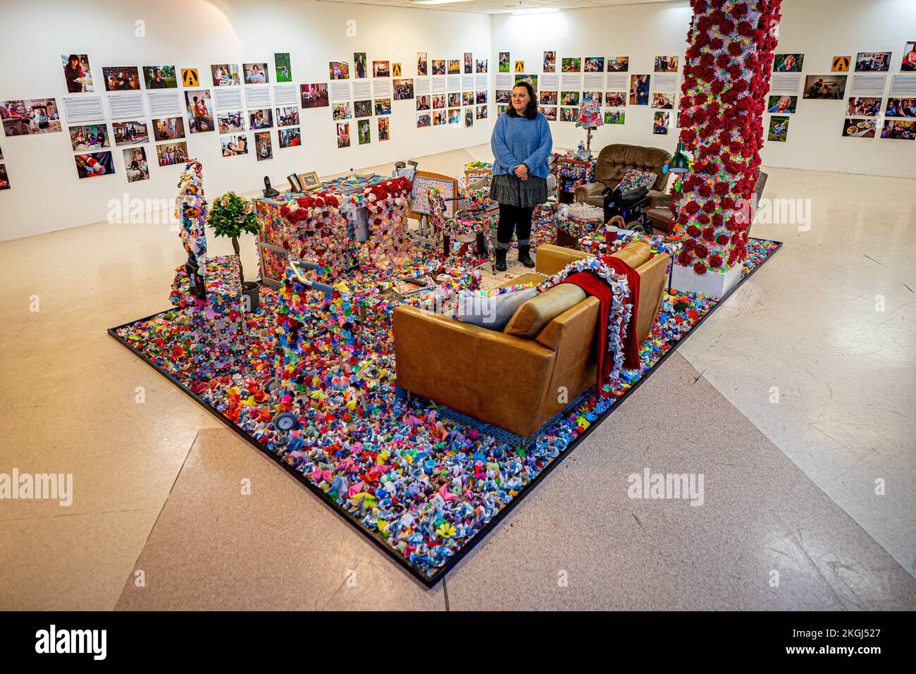 Un'installazione di fiori creato da Carer Carina Andrews (nella foto) per celebrare Carers Rights Day il 24 novembre, presso il centro commerciale Galleries di Broadmead, Bristol. Il pezzo utilizza 40.138 fiori di carta, ognuno dei quali rappresenta un accompagnatore non retribuito nella zona di Bristol, con i fiori realizzati da accompagnatori e volontari nel corso del 2022 e copre un mock up del salotto del genitore di Carina. Data immagine: Mercoledì 23 novembre 2022. Foto Stock