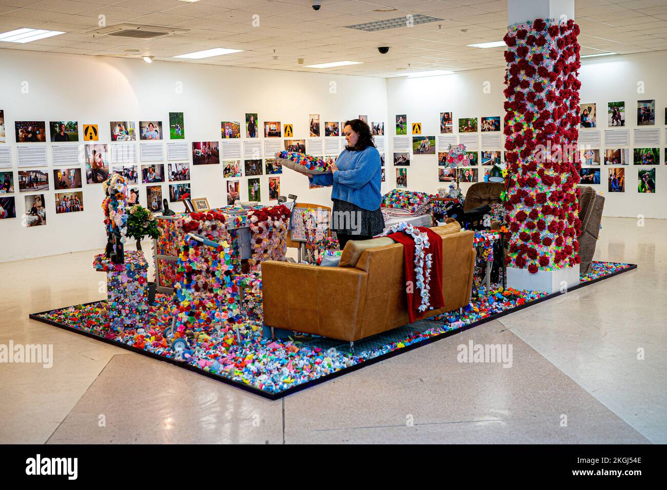 Un'installazione di fiori creato da Carer Carina Andrews (nella foto) per celebrare Carers Rights Day il 24 novembre, presso il centro commerciale Galleries di Broadmead, Bristol. Il pezzo utilizza 40.138 fiori di carta, ognuno dei quali rappresenta un accompagnatore non retribuito nella zona di Bristol, con i fiori realizzati da accompagnatori e volontari nel corso del 2022 e copre un mock up del salotto del genitore di Carina. Data immagine: Mercoledì 23 novembre 2022. Foto Stock