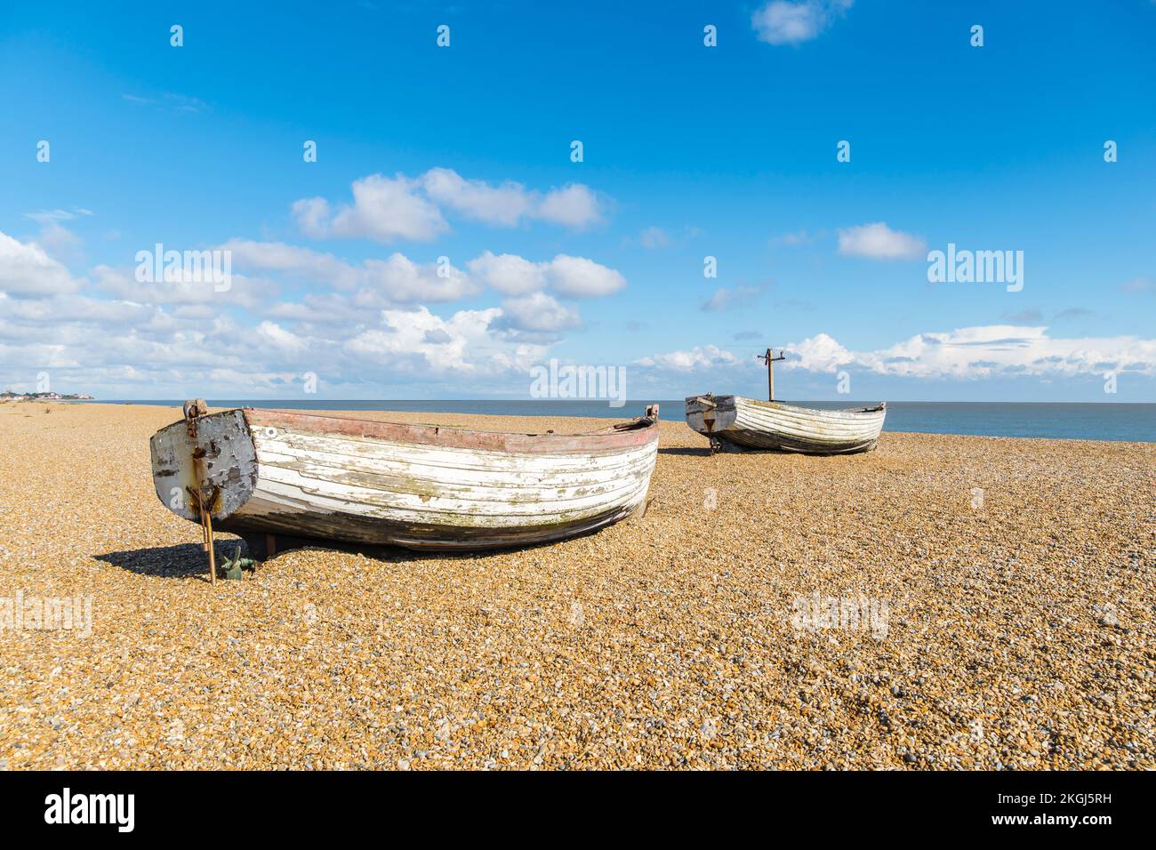 Due vecchie barche da pesca costruite da clinker marciando sulla spiaggia di Aldeburgh, suffolk 2022 Foto Stock