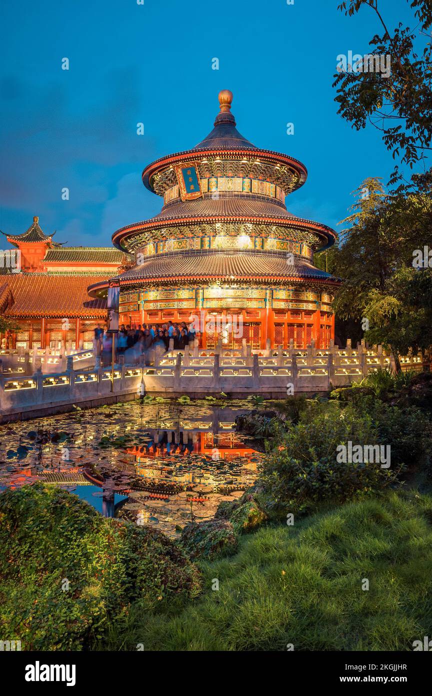 Il padiglione Cinese illuminato di notte all'Epcot Center, Orlando, Florida, USA. Foto Stock