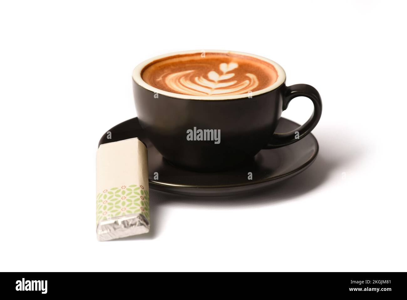 Caffè latte nella tazza nera Foto Stock