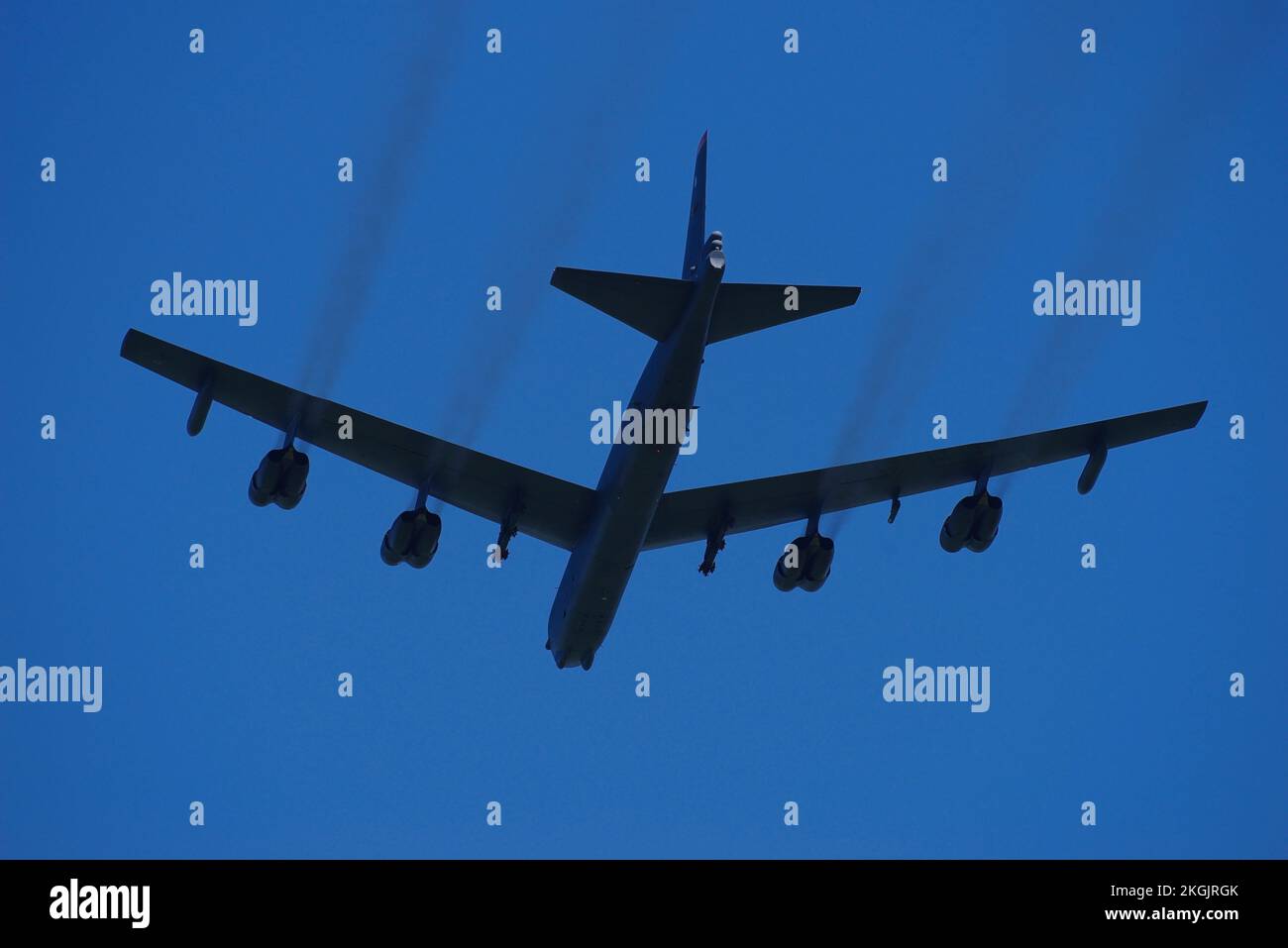 Boeing B-52H Flypast, RAF Valley, Anglesey, Galles del Nord, Regno Unito. Foto Stock