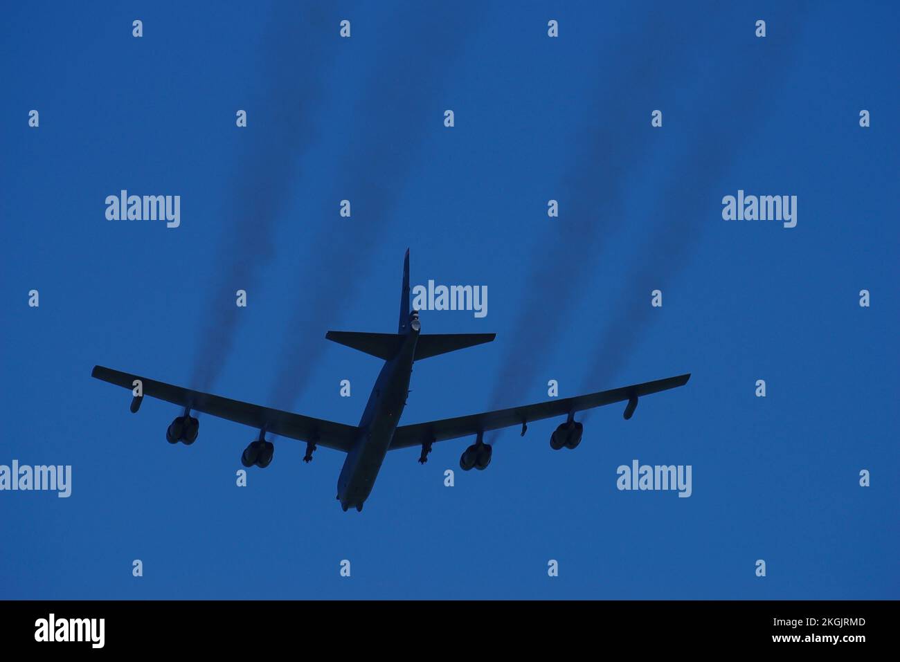 Boeing B-52H Flypast, RAF Valley, Anglesey, Galles del Nord, Regno Unito. Foto Stock