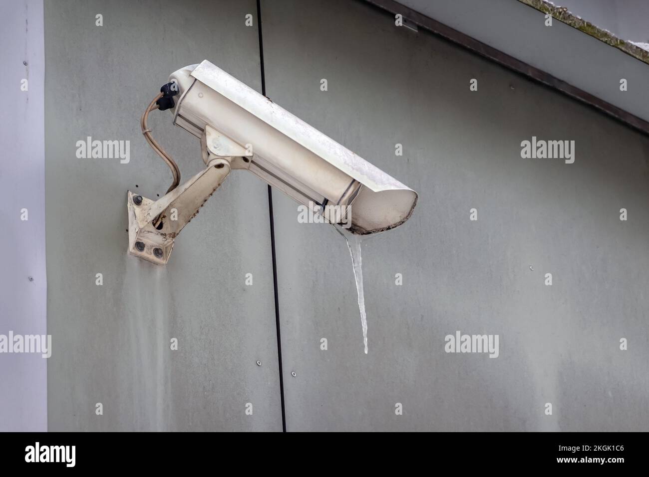 Telecamera di sicurezza appesa alla parete. Telecamera CCTV di sorveglianza. Nessuno Foto Stock