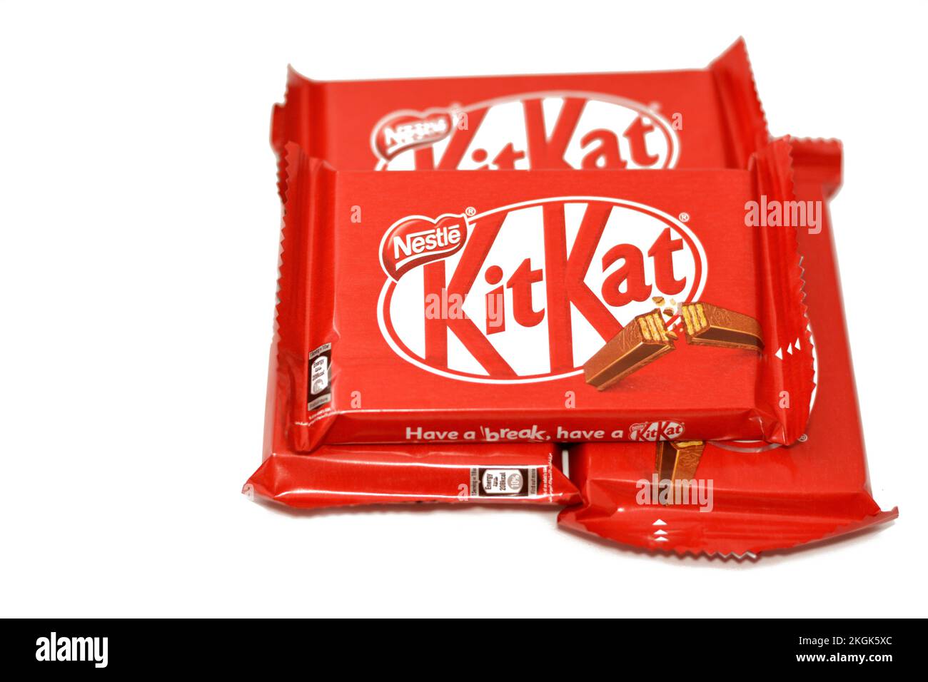 Cairo, Egitto, novembre 7 2022: KitKat, una confezione di cialda di wafer ricoperta di cioccolato creata da Rowntree's di York, Regno Unito, ed è ora prodotto glo Foto Stock