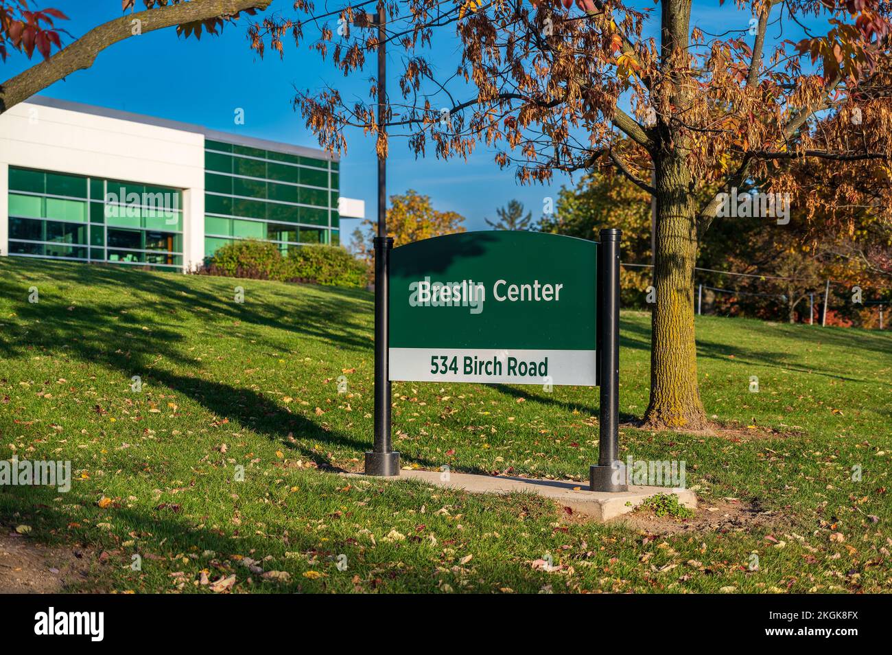 East Lansing MI - 29 ottobre 2022: Cartello stradale per MSU Spartans Breslin Center Foto Stock