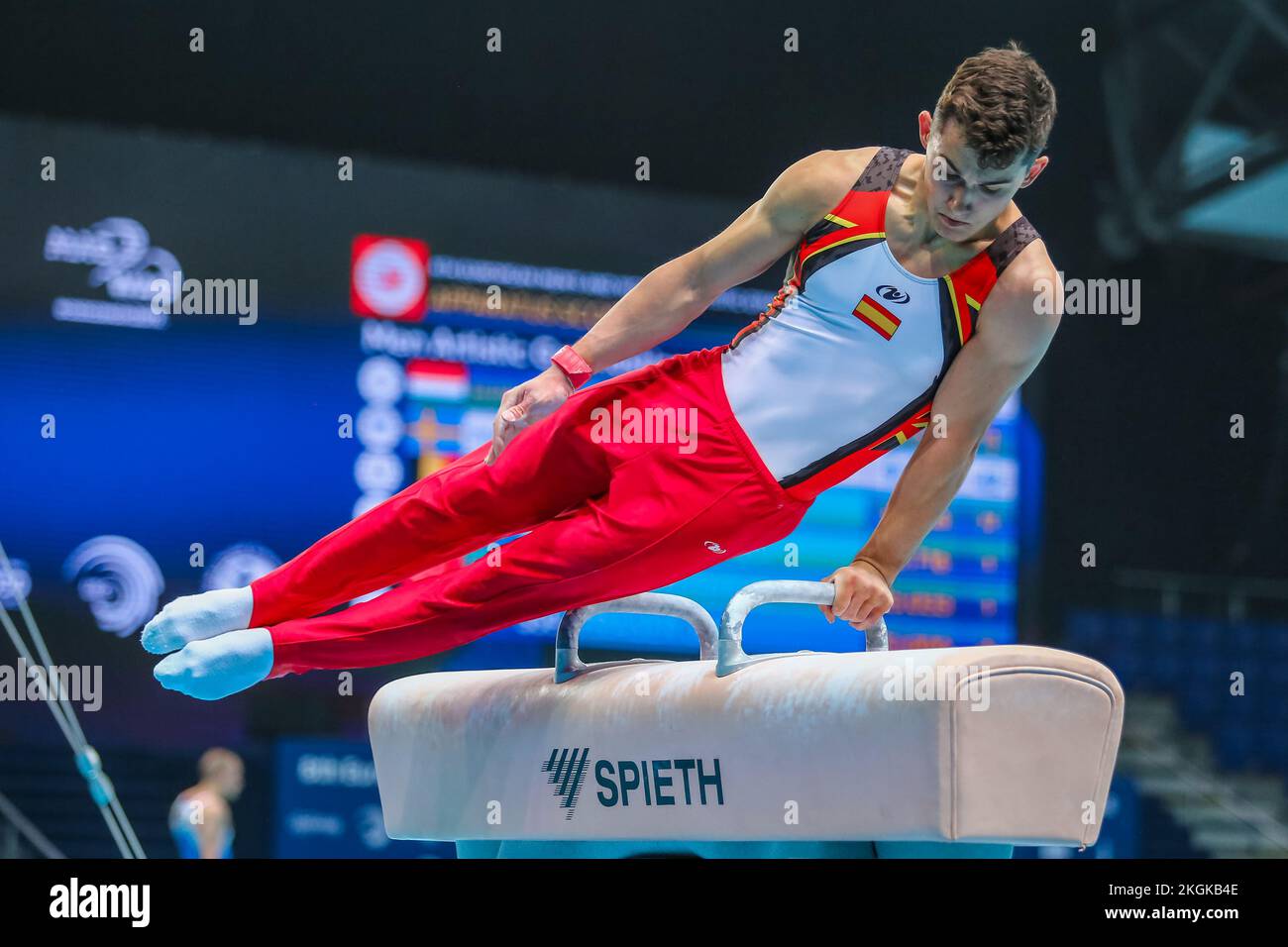 Szczecin, Polonia, 10 aprile 2019: L'atleta olimpico Mir Nicolau di Spagna gareggia sul cavallo da pomo durante i campionati artistici di ginnastica Foto Stock