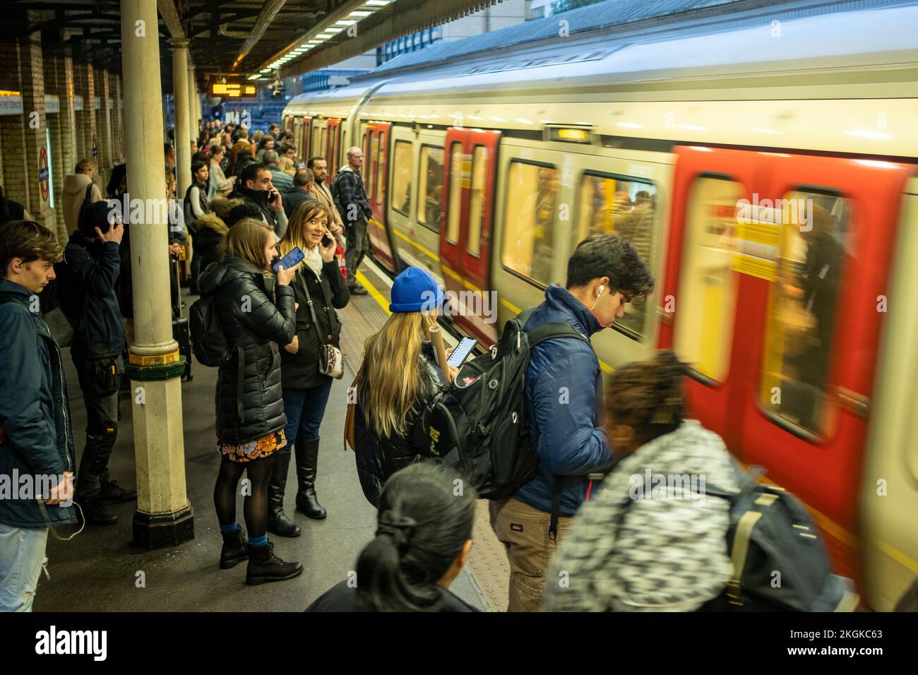 Londra - Novembre 2022: Piattaforma della stazione della metropolitana di High Street Kensington London Foto Stock