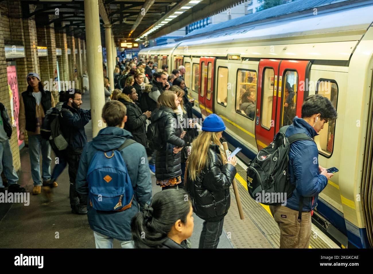 Londra - Novembre 2022: Piattaforma della stazione della metropolitana di High Street Kensington London Foto Stock