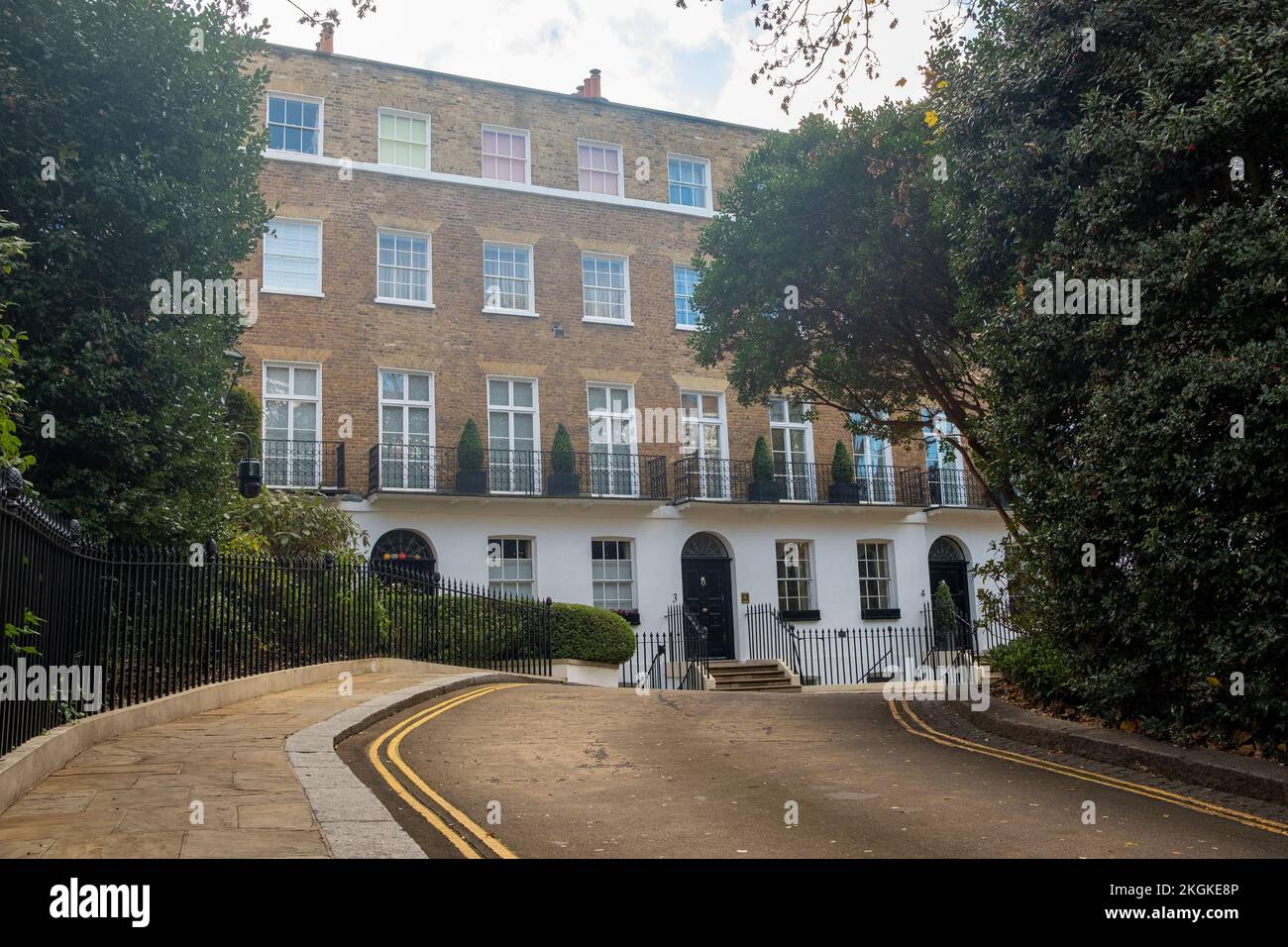 Strada terrazzata di belle case georgiane a Kensington-Londra ovest Foto Stock