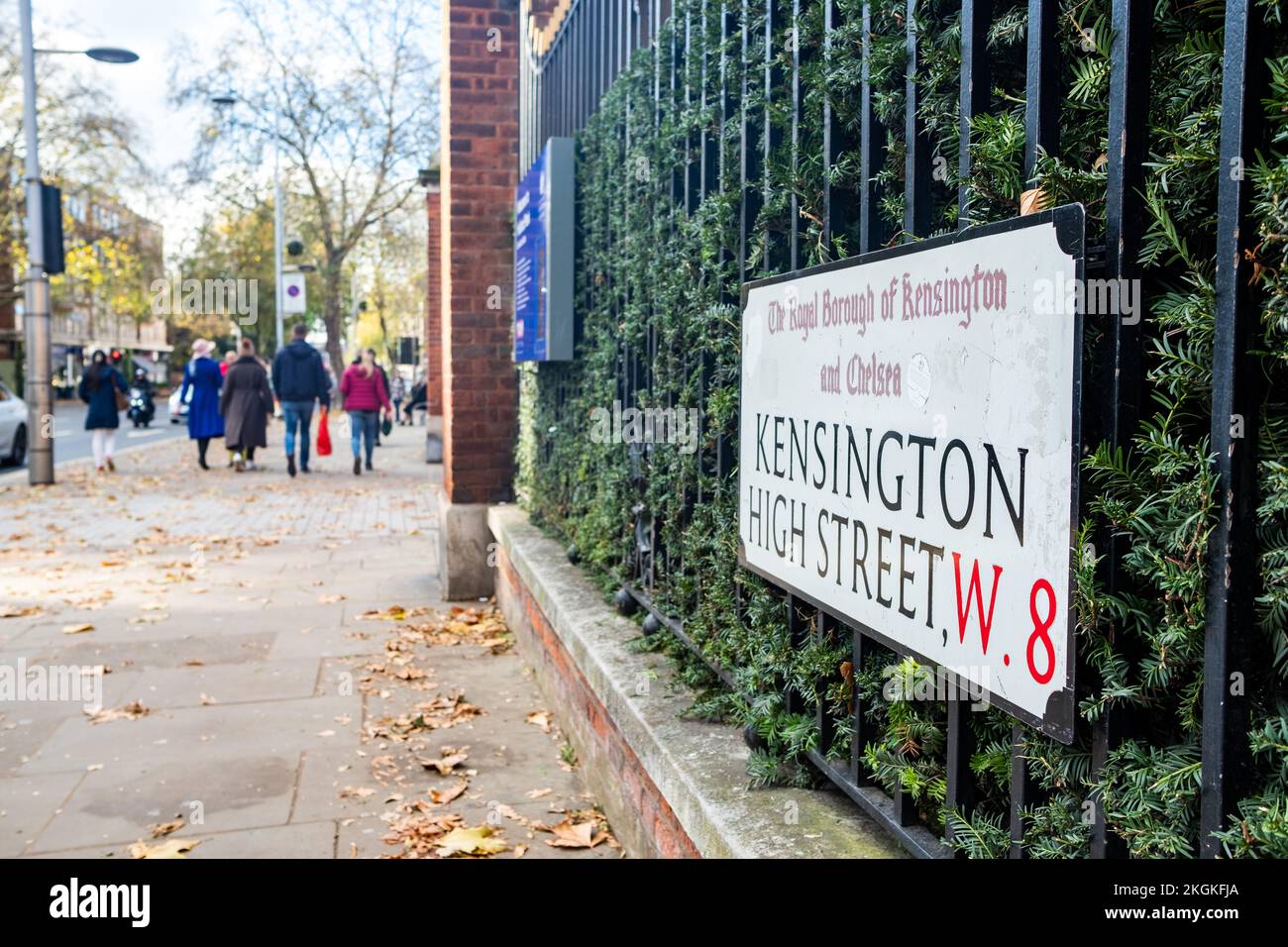 Londra - Novembre 2022: Cartello stradale Kensington High Street W8, una strada esclusiva di negozi e ristoranti. Foto Stock