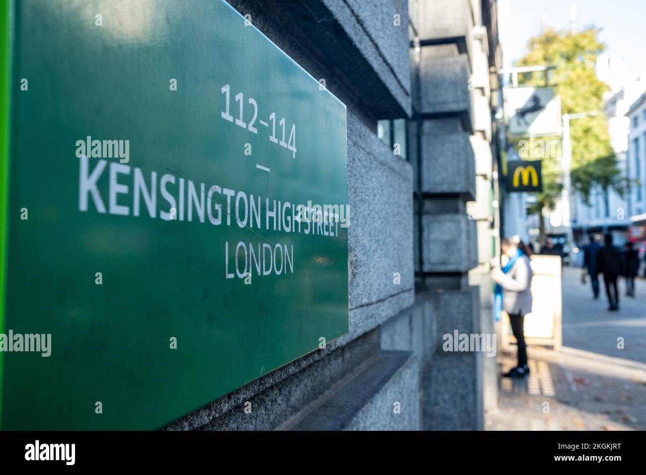 Londra - Novembre 2022: Cartello Kensington High Street sulla Lloyds Bank Foto Stock