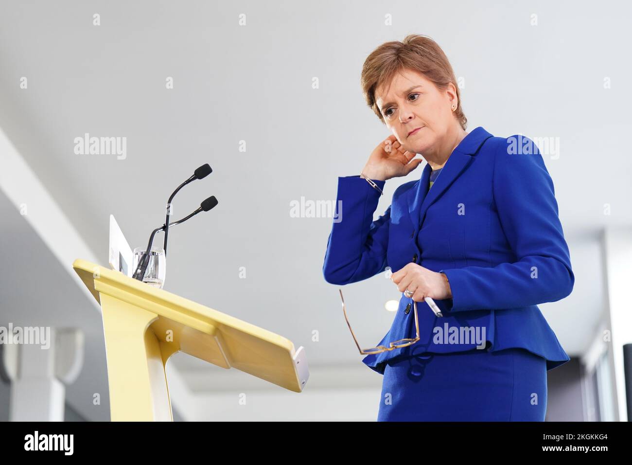 Il leader e primo ministro scozzese Nicola Sturgeon pubblica una dichiarazione all'Apex Grassmarket Hotel di Edimburgo a seguito della decisione dei giudici della Corte Suprema britannica di Londra che il Parlamento scozzese non ha il potere di indire un secondo referendum sull'indipendenza. Data immagine: Mercoledì 23 novembre 2022. Foto Stock