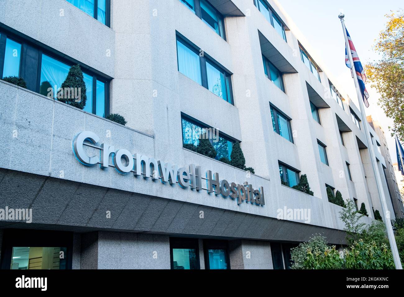 Londra - Novembre 2022: Segnaletica esterna BUPA Cromwell Hospital. Un ospedale del settore privato a South Kensington. Foto Stock