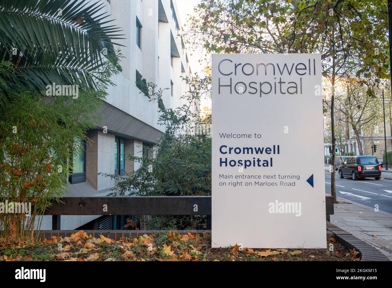 Londra - Novembre 2022: Segnaletica esterna BUPA Cromwell Hospital. Un ospedale del settore privato a South Kensington. Foto Stock