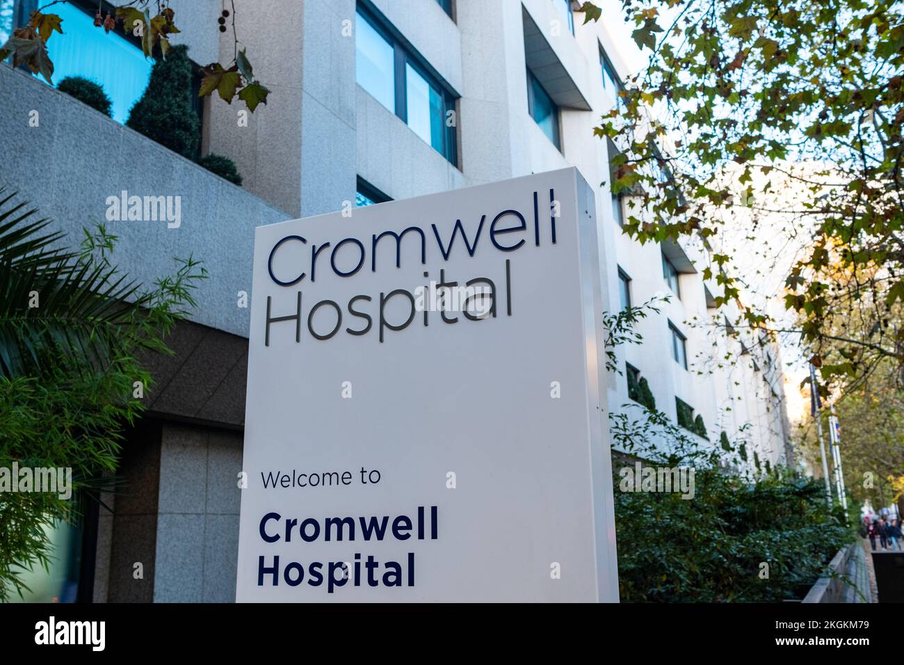 Londra - Novembre 2022: Segnaletica esterna BUPA Cromwell Hospital. Un ospedale del settore privato a South Kensington. Foto Stock