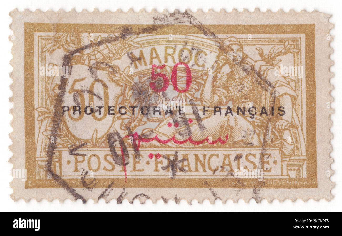 FRANCESE MAROCCO - 1914: Un francobollo da 50 centimos su 50 centime marrone-bister e lavanda raffigurante l'antica dea come allegoria libertà e pace, progettato da Nicolas Luc-Olivier Merson. Capitale — Rabat. Il Marocco francese fu un protettorato francese dal 1912 al 1956 quando, insieme alle zone spagnole e tangeri del Marocco, divenne il paese indipendente, il Marocco. Nella zona internazionale di Tangeri, nel nord del Marocco, sono stati sviati i francobolli “Tanger” Foto Stock