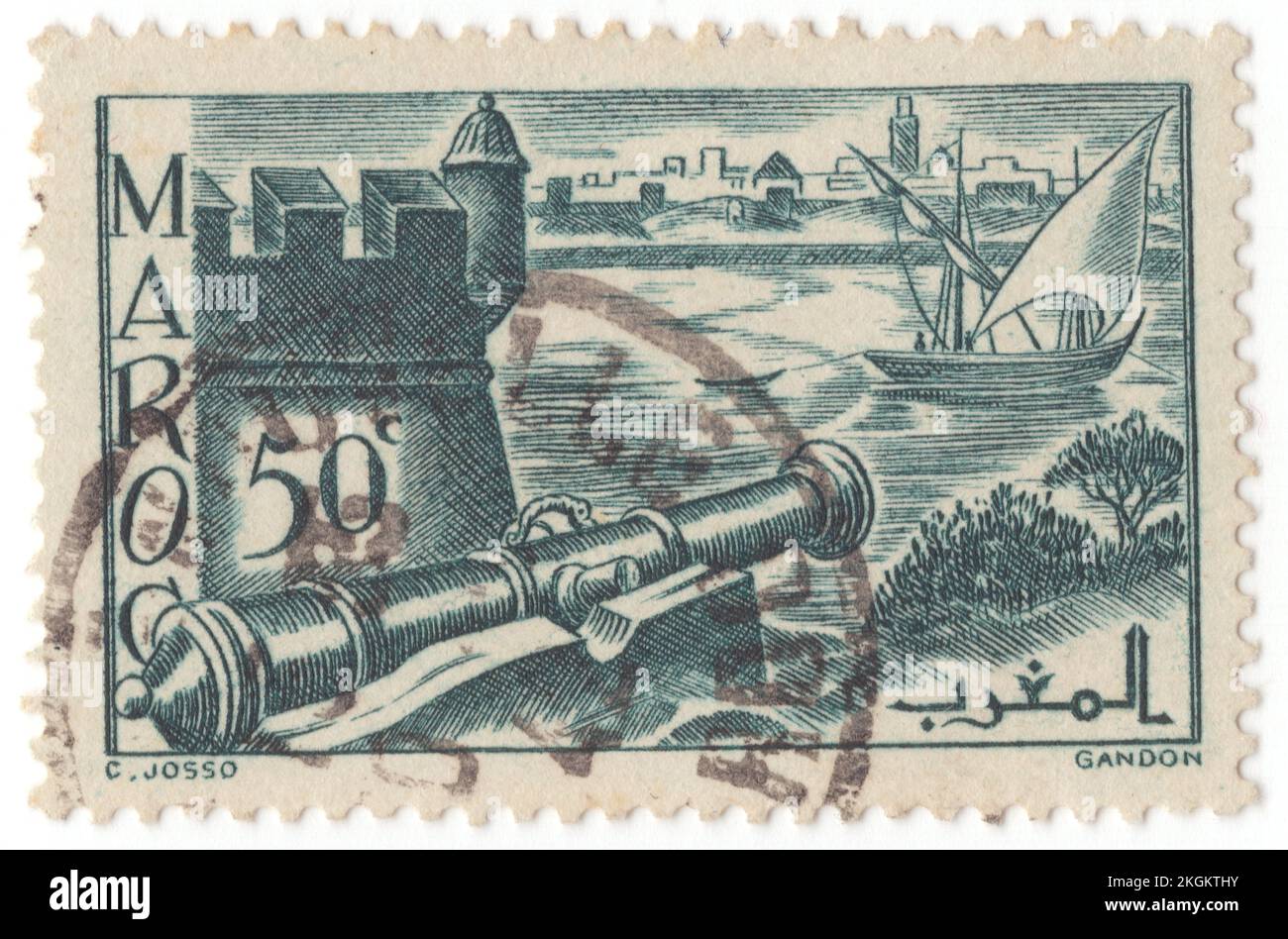 FRANCESE MAROCCO - 1940: Un francobollo verde prussiano di 50 centimos raffigurante bastioni di sale, città nel nord-ovest del Marocco, sulla riva destra del fiume Bou Regreg, di fronte alla capitale nazionale Rabat, per la quale serve come città pendolari. Fondata intorno al 1030 dal Banu Ifran, divenne più tardi un paradiso per i pirati nel 17th ° secolo come una repubblica indipendente prima di essere incorporato in Alaouite Marocco. Il nome della città è talvolta traslitterato come Salli o Sallee. La strada Nazionale 6 la collega a Fez e Meknes a est e la N1 a Kénitra a nord-est Foto Stock