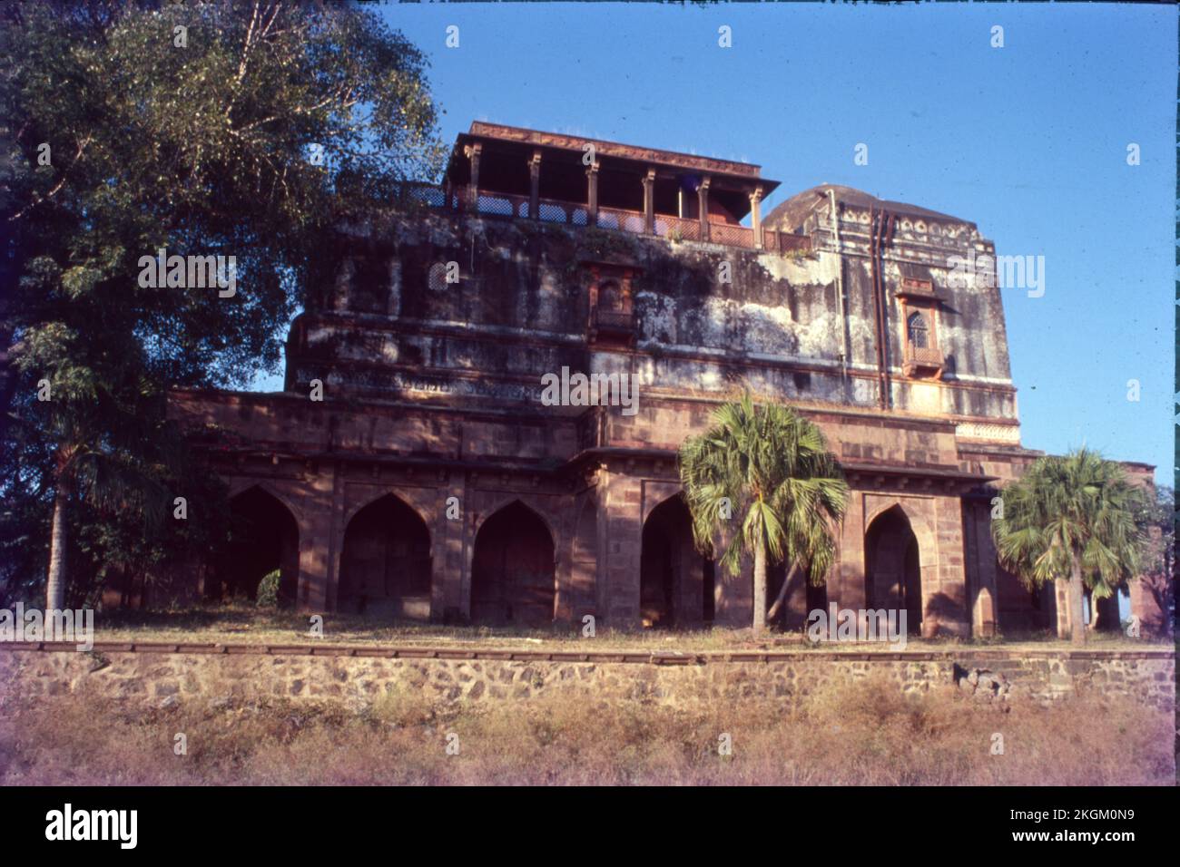 Kaliadeh Palace è un palazzo situato sulle rive di Shipra in Ujjain, Madhya Pradesh. E' uno dei piu' famosi monumenti storici di Ujjain. Il palazzo fu costruito dal sultano di Mandu nel 1458 d.C. durante il tempo di Mahmud Khilji. La cupola centrale del palazzo è uno splendido esempio di architettura persiana. India Foto Stock