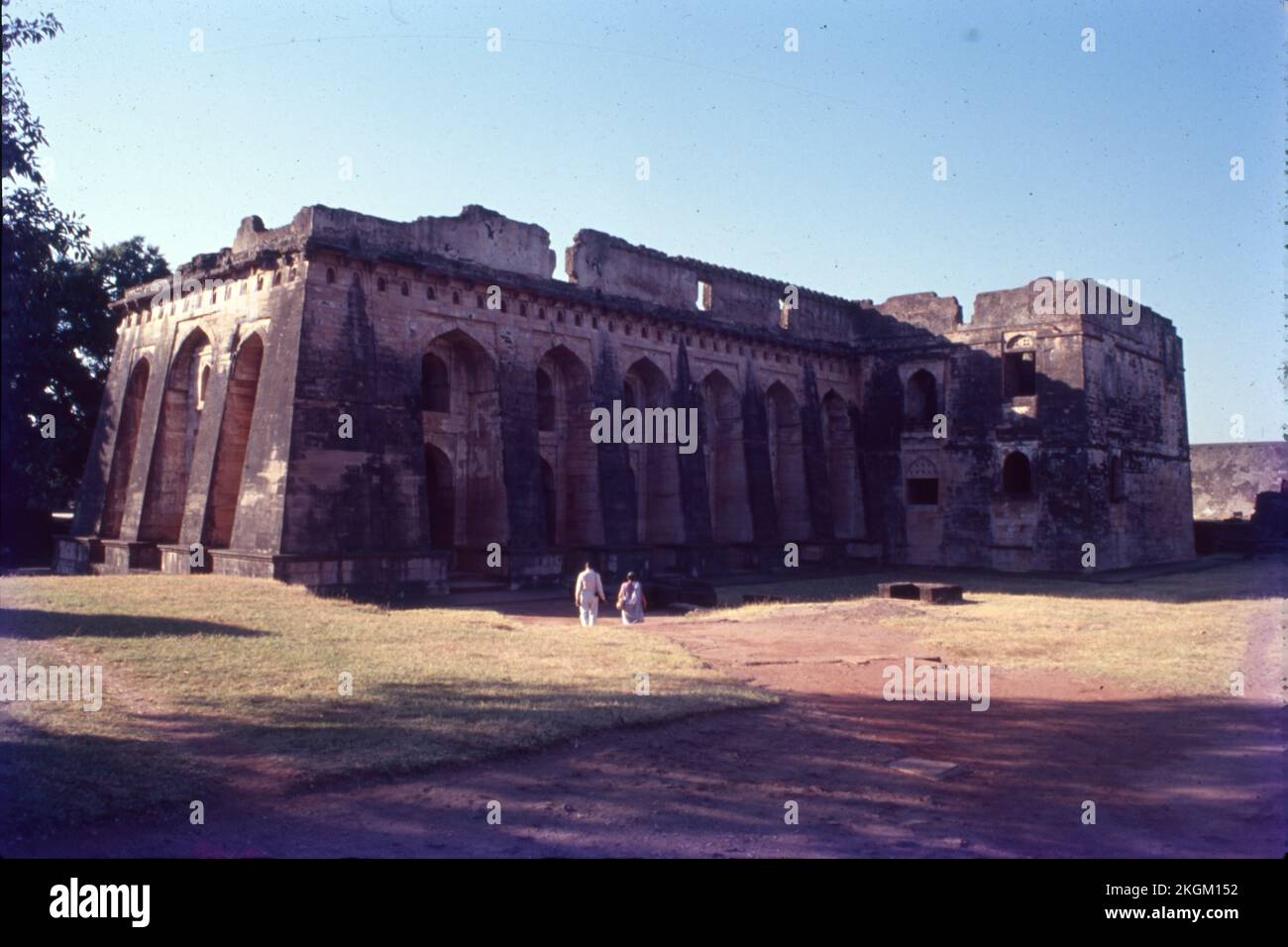 L'Hindola Mahal è una grande sala riunioni, o durbar, nell'antica città indiana di Mandu, Madhya Pradesh. Oggi l'Hindola Mahal è una destinazione turistica nella città in rovina. Foto Stock