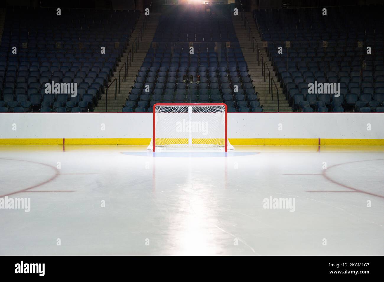 Una rete vuota in un'arena di hockey Foto Stock