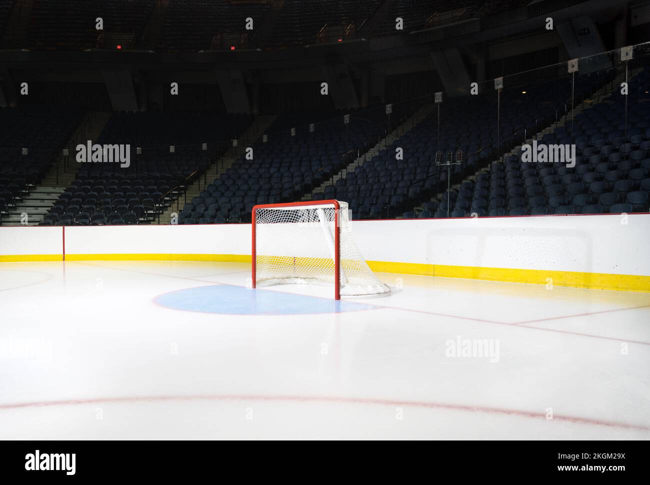 Una vista grandangolare di un hockey vuoto in un'arena vuota Foto Stock