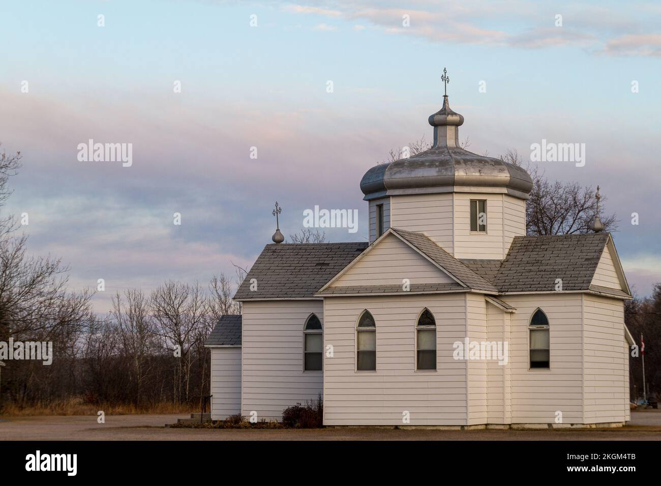 Una bella vista del Sacro cuore di Gesù Chiesa cattolica Ucraina sulle praterie con le nuvole Foto Stock