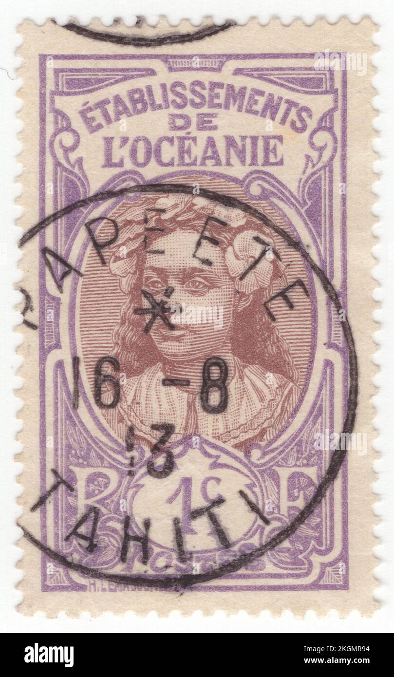 POLINESIA FRANCESE - 1913: Un francobollo viola e marrone da 1 centesimi raffigurante una ragazza tahitiana come esempio di bellezza femminile nativa ed elementi di ricerca tradizionale nei territori francesi d'oltremare. Territorio d'oltremare francese, capitale — Papeete. Nel 1903 diversi stabilimenti francesi nel Sud Pacifico furono uniti per formare una colonia unica. Le isole più importanti sono le isole della Società, le isole Marquesas, il gruppo Tuamotu e le isole Gambier, Austral e Rapa. Tahiti, il più grande gruppo della Società, si colloca al primo posto per importanza Foto Stock