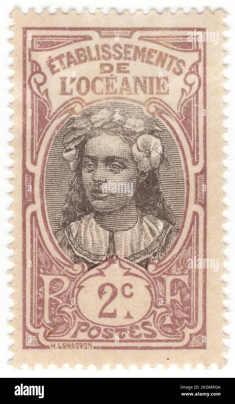 POLINESIA FRANCESE - 1913: Un francobollo marrone e nero da 2 centesimi raffigurante una ragazza tahitiana come esempio di bellezza femminile nativa ed elementi di ricerca tradizionale nei territori francesi d'oltremare. Territorio d'oltremare francese, capitale — Papeete. Nel 1903 diversi stabilimenti francesi nel Sud Pacifico furono uniti per formare una colonia unica. Le isole più importanti sono le isole della Società, le isole Marquesas, il gruppo Tuamotu e le isole Gambier, Austral e Rapa. Tahiti, il più grande gruppo della Società, si colloca al primo posto per importanza Foto Stock