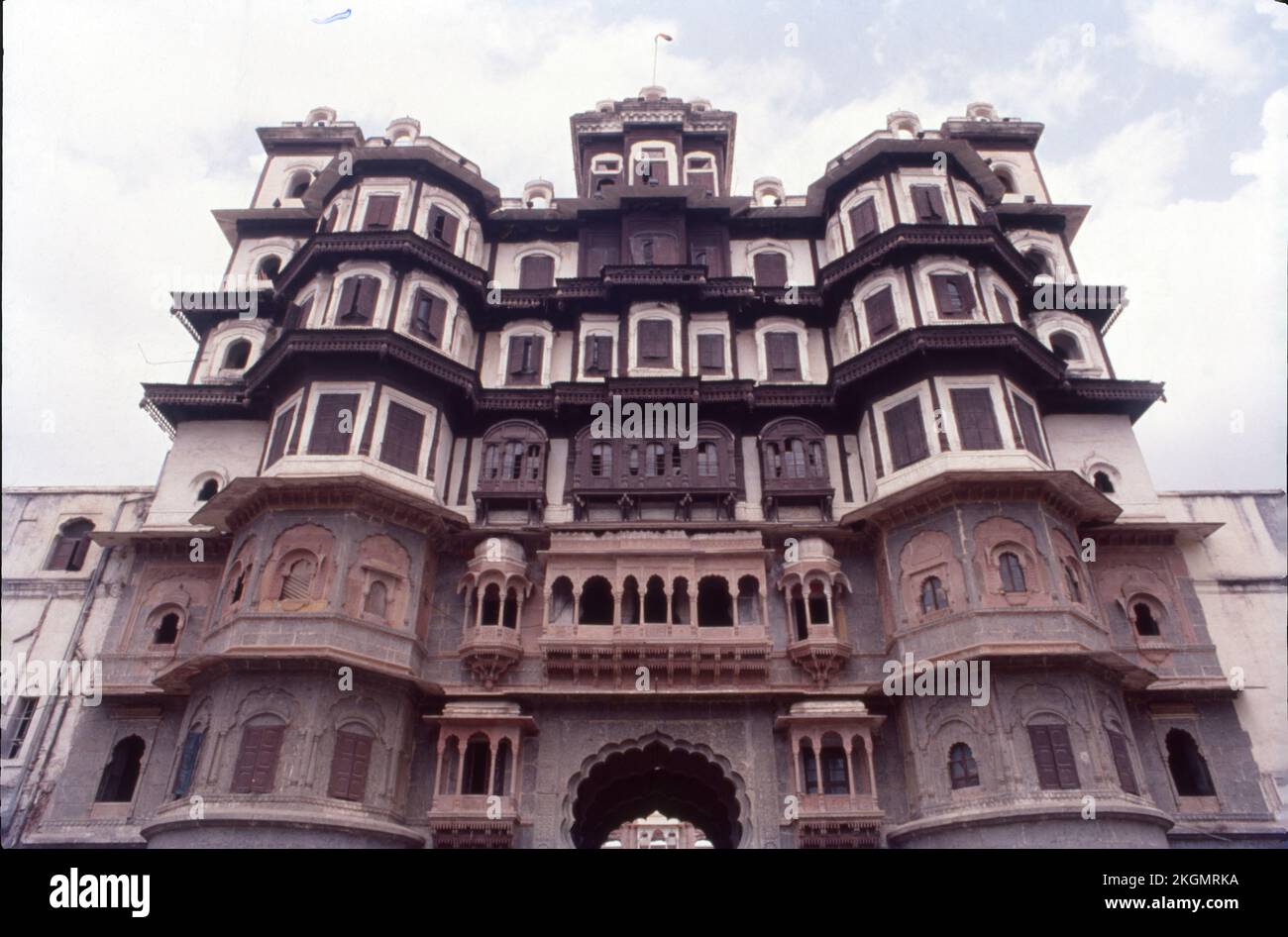 Rajwada è un palazzo storico nella città di Indore, Madhya Pradesh. Fu costruita dagli Holkar dell'Impero Maratha circa due secoli fa. Questa struttura a sette piani si trova vicino al Chhatris. Foto Stock