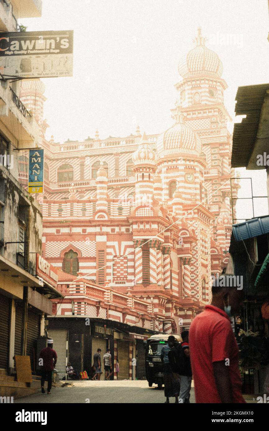 Una vista verticale sul lato della strada della Moschea Jami UL-Alfar a Colombo Foto Stock